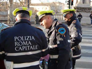 Torna dal compleanno del figlio e trova casa occupata: appartamento restituito a un anziano