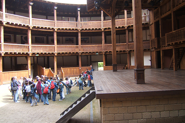 Interno del Silvano Toti Globe Theatre (Wikipedia).