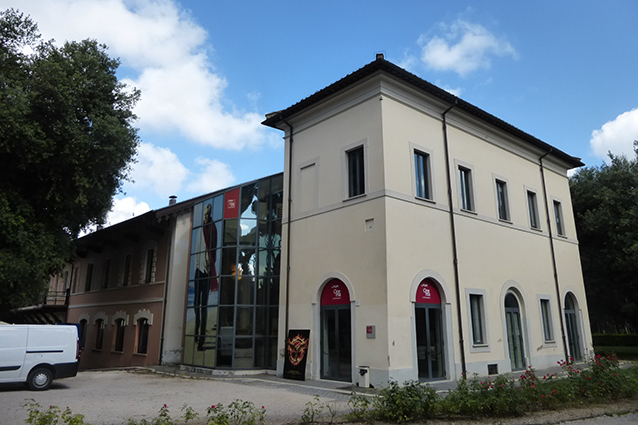 Esterno della Casa del Cinema a Villa Borghese (Wikipedia).