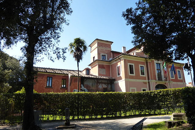 Esterno di Villa Carpegna (Wikipedia).