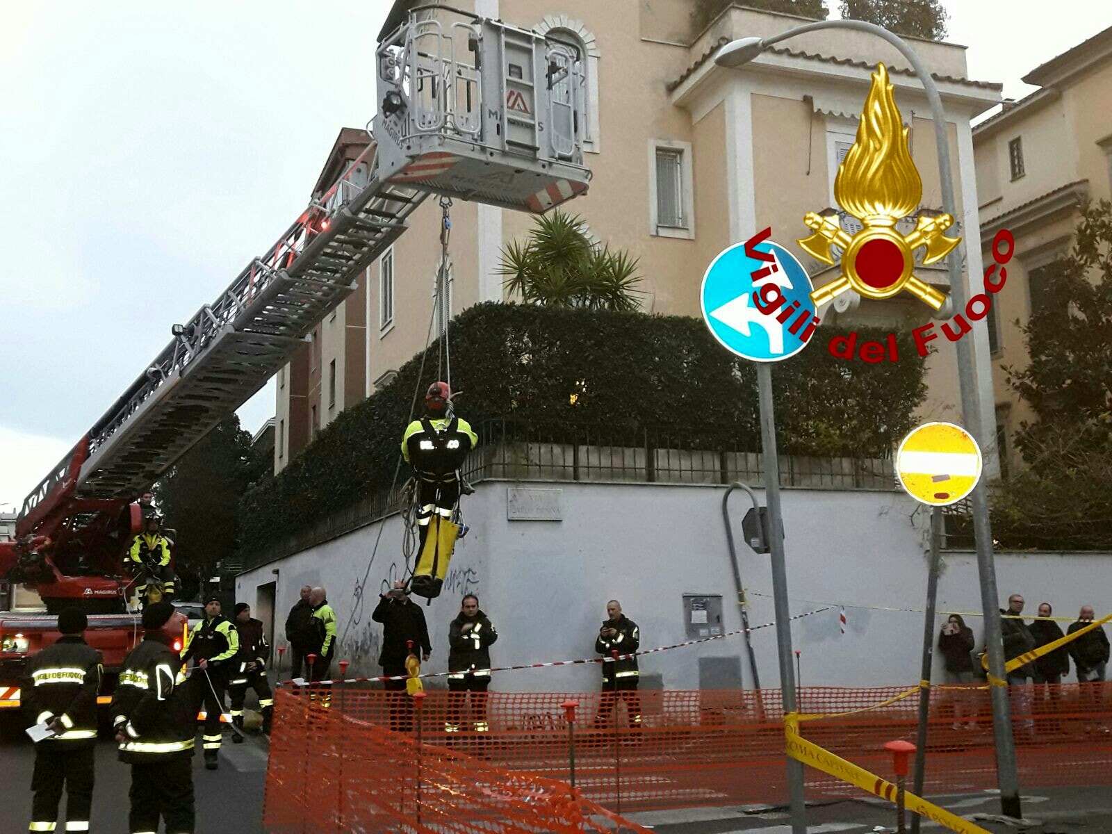 Un'enorme voragine all'Appio Latino residenti a rischio evacuazione