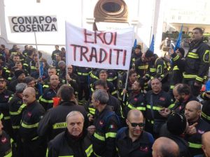 "Eroi traditi", vigili del fuoco protestano sotto il parlamento
