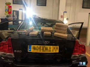Magliana, viaggiavano in auto con 10 chili di cocaina in auto nascosti in un doppiofondo
