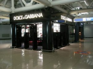 Sit in di protesta davanti al negozio di Dolce&Gabbana: "Quattro commesse licenziate"