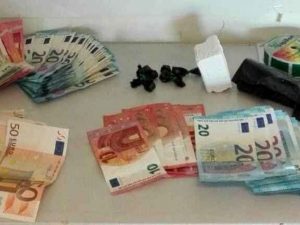 Centocelle, arrestata coppia di nonni pusher: spacciavano cocaina in casa
