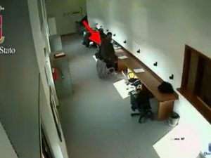 Ladro in azione in biblioteca alla Sapienza: incastrato dalle telecamere
