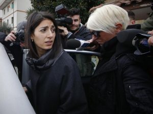 Virginia Raggi va in vacanza, i medici le hanno consigliato cinque giorni di riposo