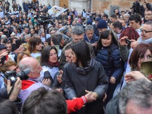 Raggi si gode il bagno di folla in Campidoglio: "Roma cambia, ma c’è chi vuole nasconderlo"
