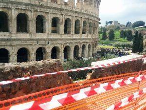 Colosseo: ubriaco alla guida si schianta contro il muretto del belvedere e lo distrugge