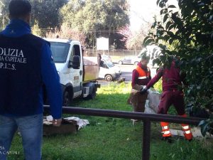 Ostiense, sgomberato insediamento abusivo a Piramide e mercatino di ciarpame alle Cave Ardeatine