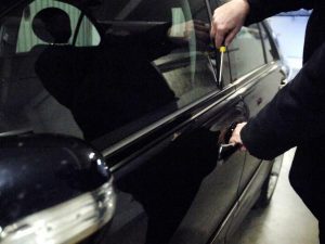 Magliana, arrestata 'nonna ladra' che ogni sera scassinava e ripuliva le auto in sosta
