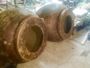 Gaeta, peschereccio ritrova due enormi anfore romane: potevano contenere 3mila litri di vino