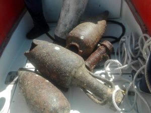 L'imbarcazione 'Nonna Maria' pesca tre anfore romane al largo di Ostia