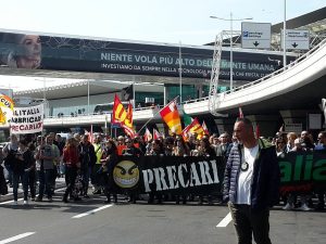 Alitalia, 40% dei voli cancellati e 500 lavoratori in corteo all'aeroporto di Fiumicino