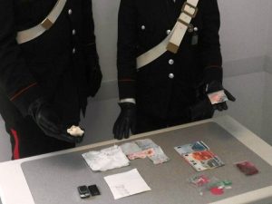 Eroina nascosta nella plastilina per i bambini: in manette un 40enne romano