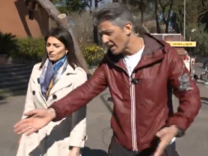 Edicola Fiore, la prima ospite di Fiorello è Virginia Raggi: "Ma ce l'avete i permessi?"