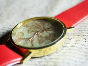 Gli rubano l'orologio, lo ritrova tra le bancarelle del mercatino: denunciati in due