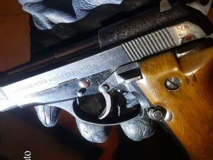 Con una pistola rubata spara tre colpi verso il figlio di 19 anni e tenta di ucciderlo