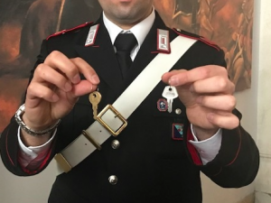 Con due chiavi passe-partout ripulivano i registratori di cassa dei negozi del centro