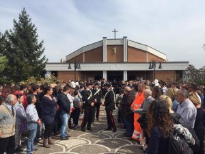 I funerali di Emanuele Morganti ad Alatri: lacrime e dolore. Folla davanti alla chiesa