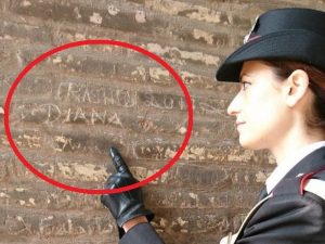 Incide i nomi della moglie e della figlia su un pilastro del Colosseo, denunciato un turista