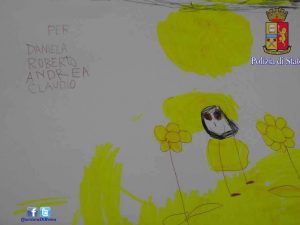 Il padre la maltratta, gli agenti la salvano: la piccola Lucia li ringrazia con un disegno