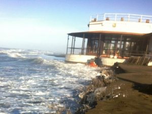 Fregene: la spiaggia non c'è più. Dalla Regione Lazio 600mila euro contro l'erosione