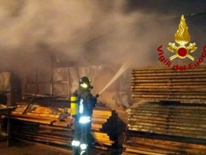 Civitavecchia, nella notte un incendio ha devastato il mobilificio Ellemme