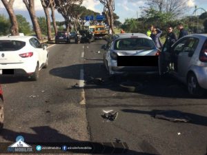 Incidente sulla Pontina, coinvolte tre vetture: code in aumento verso Latina