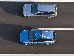 Contromano sulla Colombo, la polizia li insegue e loro accelerano: denunciati due ragazzi