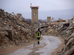 Il sindaco di Amatrice: "Selfie tra le macerie? La prossima volta porterò un bastone"