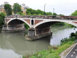 Turista cade nel Tevere per scattarsi un selfie da Ponte Sublicio