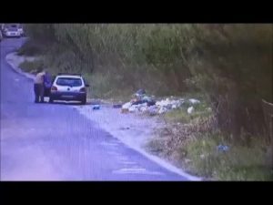 Fiumicino, sorpresi a lanciare rifiuti in strada: denunciati in quattro