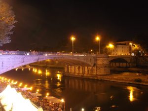 Cammina sul parapetto di ponte Garibaldi e casca di sotto: gravissimo turista 35enne
