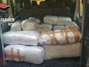 Bloccato narcotrafficante alle porte di Roma: nel furgone 260 chili di marijuana