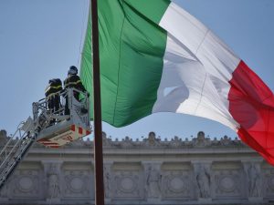 Natale di Roma, le celebrazioni all'Altare della Patria: ma il tricolore è strappato