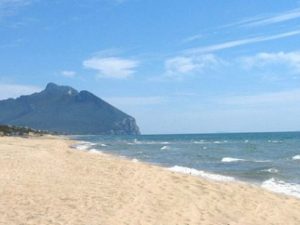 Sabaudia, sulla spiaggia dei vip ammessi solo venditori ambulanti col "patentino"