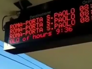 "Train of hours 8.36": la traduzione dall'inglese sul tabellone dei treni è maccheronica