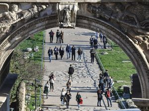 Turisti in giro per Roma (Getty).
