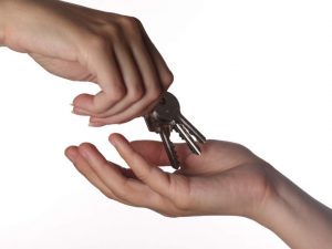Topo d'appartamento, una volta scoperto, chiede le chiavi di casa al proprietario