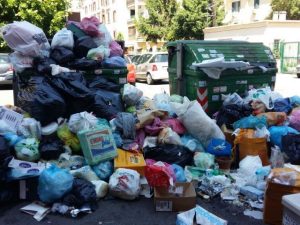 Emergenza rifiuti, nessuno vuole la monnezza di Roma. Montino: "Fiumicino non sarà un cassonetto"