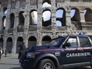 Tragedia al Colosseo, un turista austriaco si sente male e muore