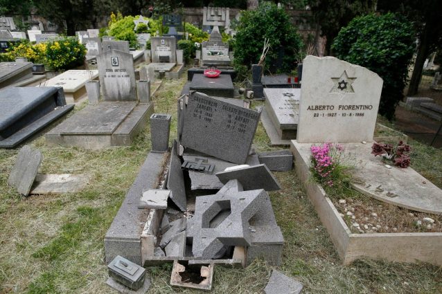 Tombe distrutte al cimitero del Verano a Roma: denunciati quattro minorenni