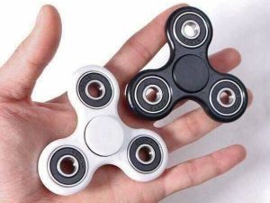 Roma, bimbo di 10 anni gioca con un fidget spinner con le lame e resta ferito