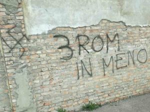 "Tre rom in meno": la vergognosa scritta apparsa su un muro di Roma