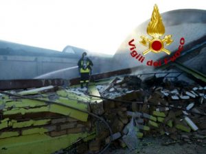 Ariccia, incendio in un capannone industriale che esplode e crolla su se stesso