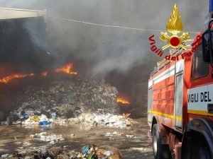 Incendio all'Ecox di Pomezia, si alza un'enorme nuvola di fumo nero dai capannoni