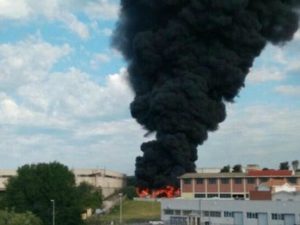 Incendio Pomezia, la procura conferma la presenza di amianto nei capannoni Ecox