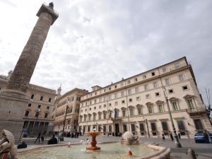 Piazza Colonna, arrestata americana ubriaca che insultava i passanti