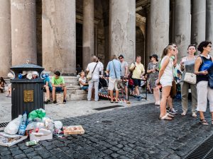 La "mondezza" di Roma finisce (di nuovo) sul New York Times: "Raggi non ha fatto nulla"